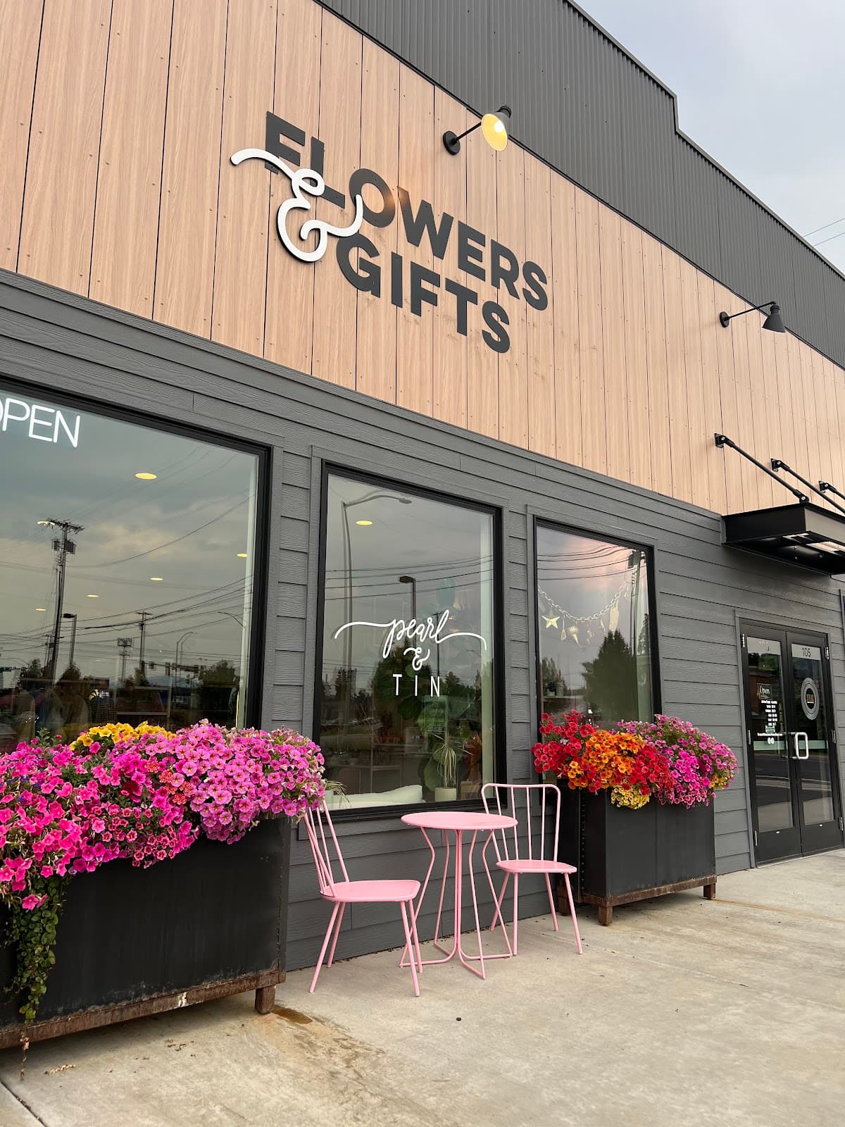 Pearl and Tin Weddings & Flower Shop - Image 1