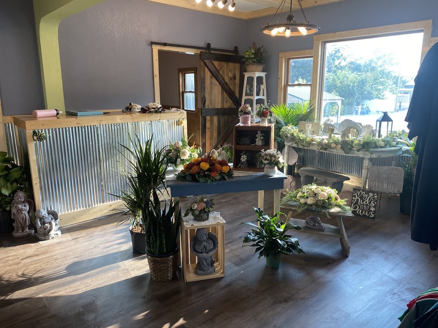 Country Roads Flowers & Gifts - Image 1