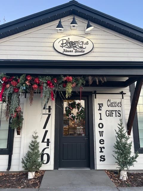 Bloomique Flower Studio - Image 1