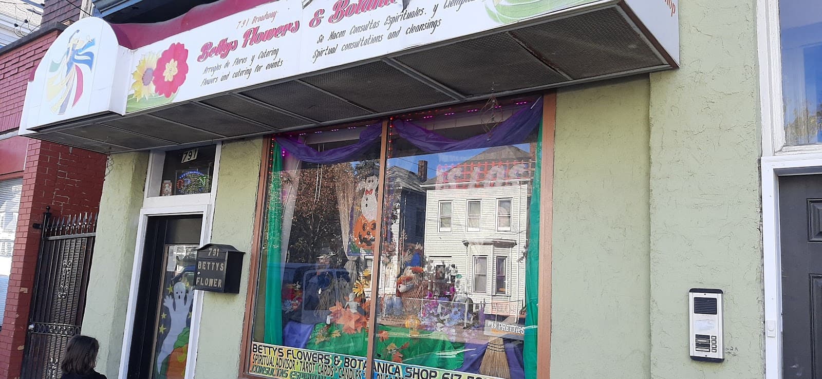 Betty's Flowers & Botanica Shop - Image 1