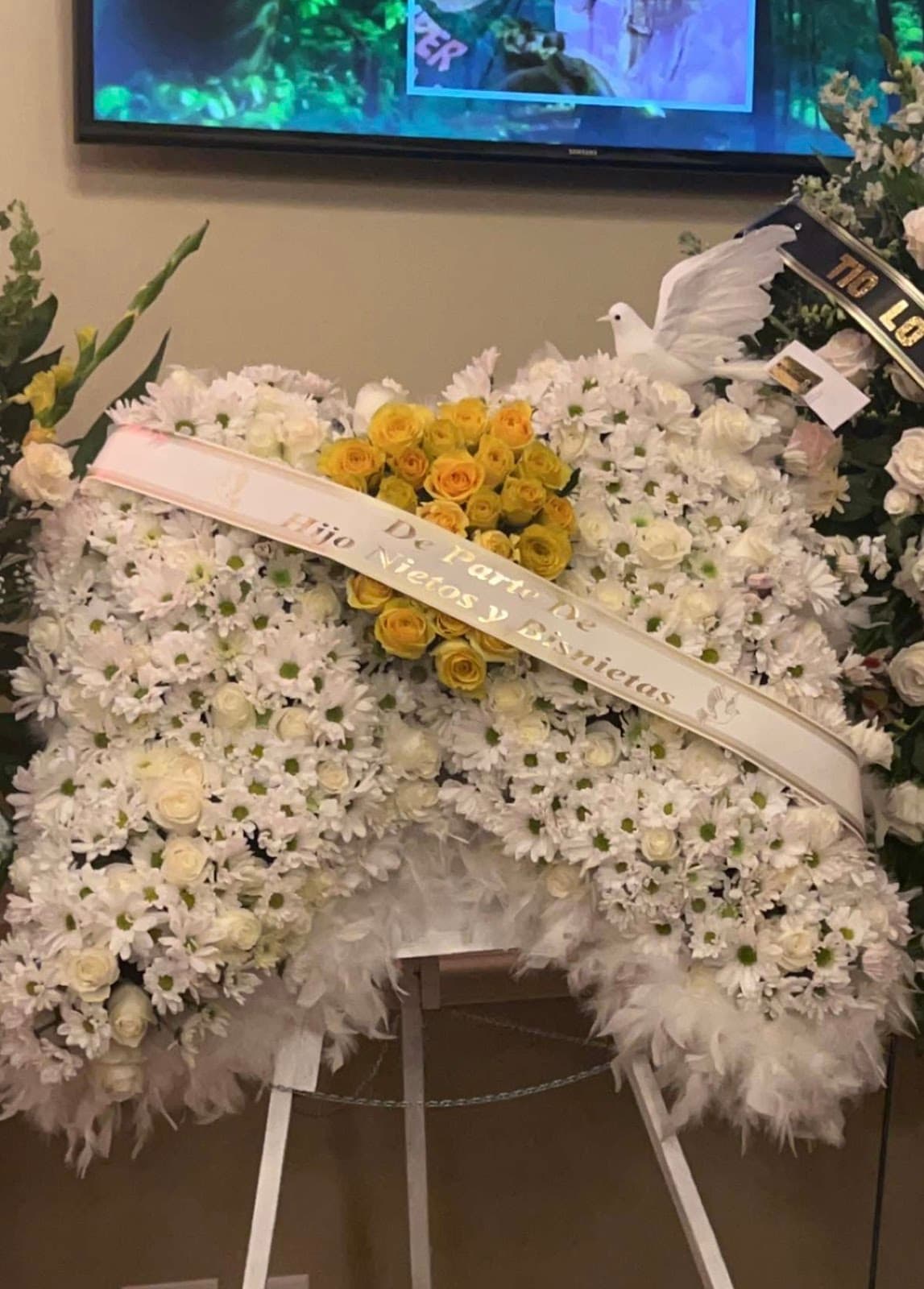 Lilly Gift Flower Shop - Image 1