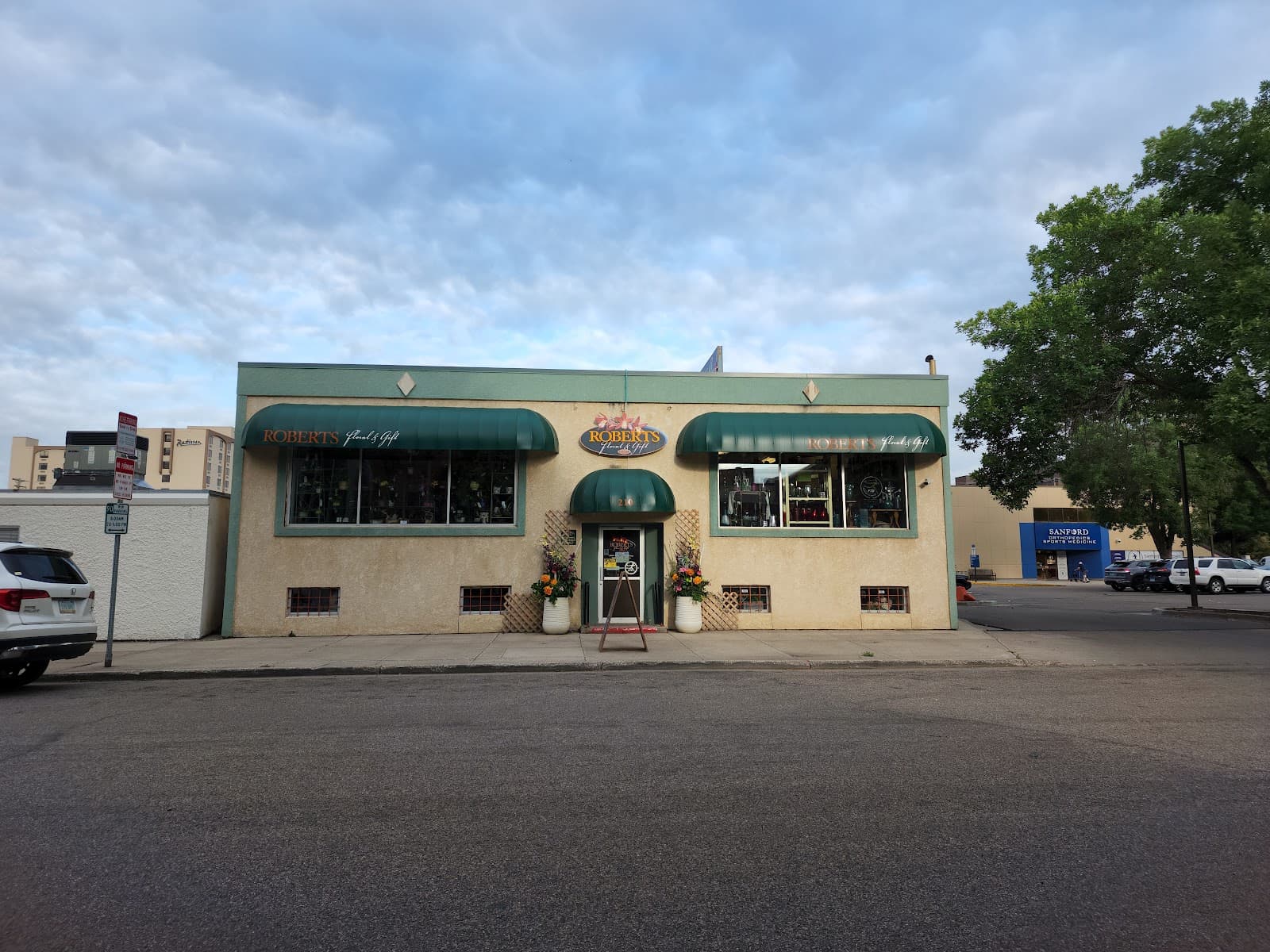 Roberts Floral & Gift - Image 1